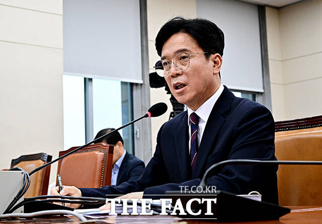 김영훈 고용노동부 장관 후보자가 16일 오전 서울 여의도 국회에서 열린 인사청문회에 참석해 질의에 답변을 하고 있다. /국회=배정한 기자