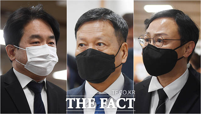 검찰이 티몬·위메프 직원들의 퇴직금을 지급하지 않은 혐의로 재판에 넘긴 구영배 큐텐 그룹 대표가 유일한 사장님으로 통하는 실질적 지휘자라고 적시했다 류화현 위메프 대표와 구영배 큐텐그룹 대표, 류광진 티몬 대표(왼쪽부터)가 지난 4월8일 오전 서울 서초구 서울중앙지법에서 열린 티메프 미정산 사태 1심 첫 공판에 출석하고 있다. /장윤석 기자
