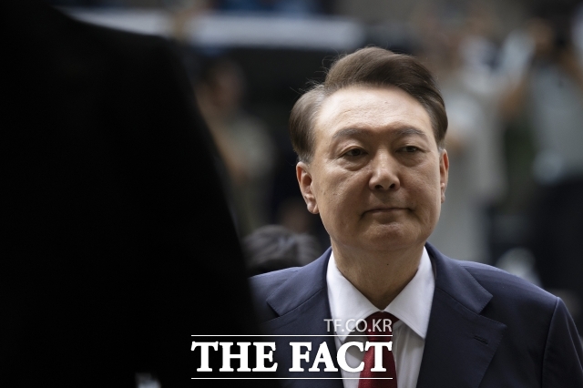 윤석열 전 대통령이 법원에 낸 구속적부심 심문이 오는 18일에 열린다. 윤 전 대통령이 지난 9일 오후 구속 영장실질심사를 받기 위해 서울 서초구 서울중앙지방법원으로 들어서고 있다. /사진공동취재단