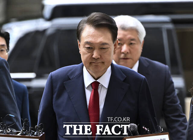 윤석열 전 대통령이 9일 서울 서초구 서울중앙지방법원에서 구속 전 피의자심문(영장실질심사)을 받기 위해 출석하고 있다. 2025.07.09 사진공동취재단