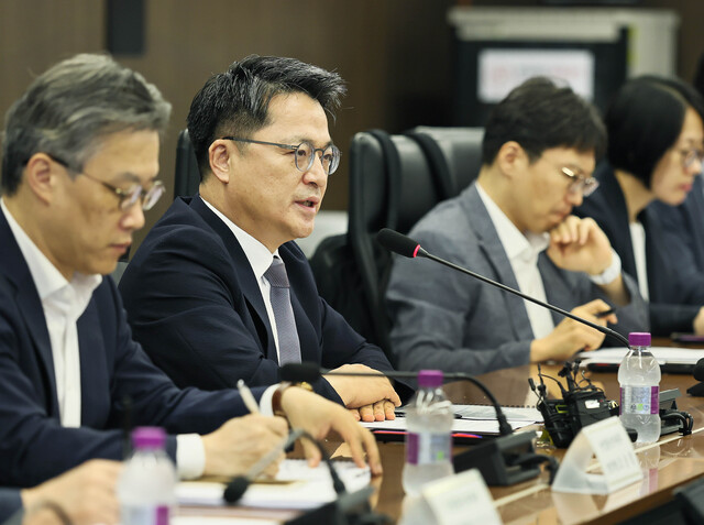 문신학 산업통상자원부 1차관(왼쪽 두번째)이 16일 대한상공회의소 대회의실에서 RE100 산업단지 조성 방안 마련을 위한 관계부처 합동 전담반(TF) 1차회의를 주재하고 있다. /산업통상자원부