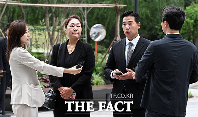 명태균 의혹 사건의 폭로자 강혜경 씨(가운데)가 16일 오전 서울 종로구 KT 광화문 빌딩 웨스트에 마련된 김건희 특검(특별검사 민중기)에 참고인 신분으로 출석해 취재진의 질문을 받고 있다. /임영무 기자