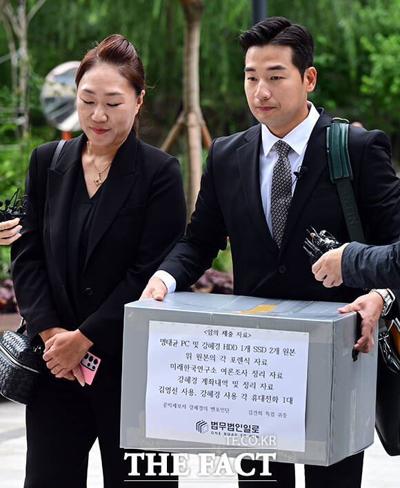 명태균 의혹 사건의 폭로자 강혜경 씨(가운데)가 16일 오전 서울 종로구 KT 광화문 빌딩 웨스트에 마련된 김건희 특검(특별검사 민중기)에 참고인 신분으로 출석해 취재진의 질문을 받고 있다. /임영무 기자