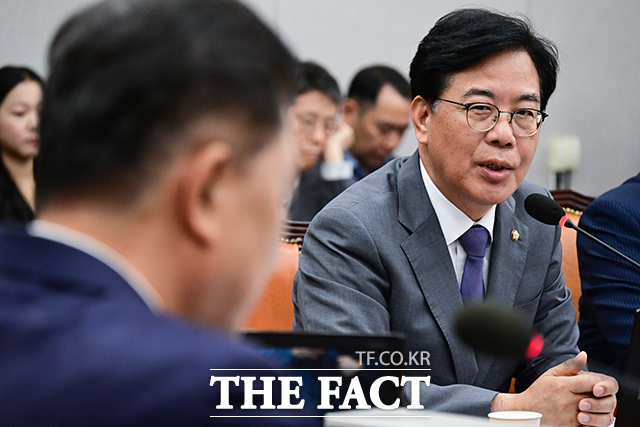 송언석 국민의힘 비상대책위원장은 16일 윤희숙 당 혁신위원장이 나경원·윤상현·장동혁 의원과 자신을 인적쇄신 대상으로 지목한 데 대해 혁신위가 당의 역량을 강화하기 위한 충정으로 (했다고) 생각한다고 밝혔다. /남윤호 기자