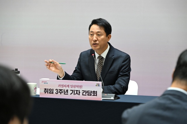 오세훈 서울시장이 16일 민선8기 취임3주년 기자간담회에서 질의에 답변하고 있다. /서울시