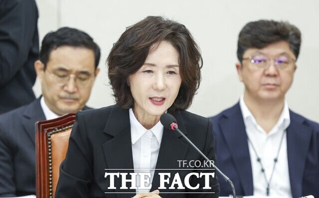 이진숙 사회부총리 겸 교육부 장관 후보자가 16일 서울 여의도 국회 교육위원회에서 열린 인사청문회에서 의원들의 질문에 답하고 있다./뉴시스