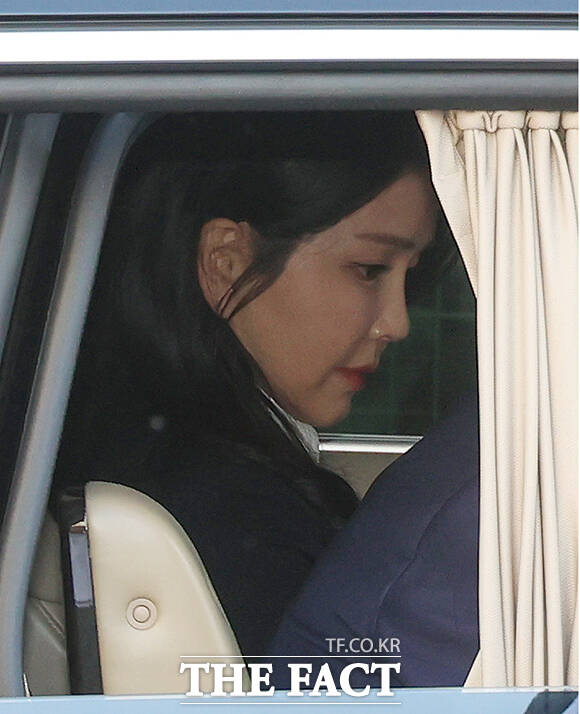 윤석열 전 대통령의 부인 김건희씨가 헌법재판소 파면 선고 후 7일만인 11일 오후 서울 용산구 한남동 관저를 떠나고 있다. /서예원 기자