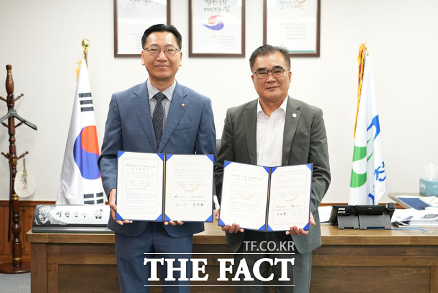 문문철 한국산업단지공단 전북지역본부장과 김기웅 서천군수가 기회발전특구 지정을 위한 상생협력 업무협약 체결식에서 기념촬영을 하고 있다. /서천군