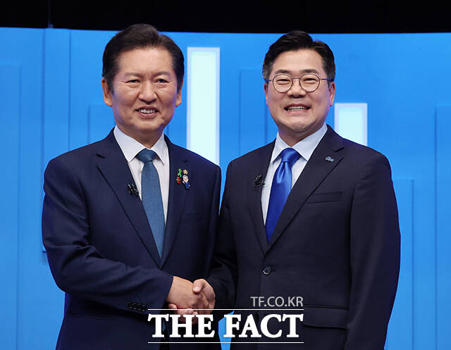 더불어민주당 당대표 경선에 나선 정청래·박찬대 후보가 16일 첫 토론에서 이재명 정부의 파트너를 자처하며 맞붙었다. 검찰개혁 드라이브와 당정 원팀 기조에는 공감했지만, 당원 주권 강화나 야당과의 협치 등을 놓고는 미묘한 온도차를 드러냈다. /국회사진기자단