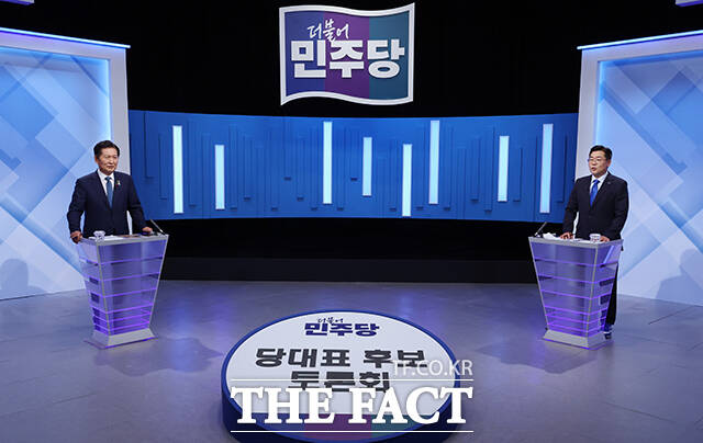 정청래(왼쪽)·박찬대 더불어민주당 당대표 후보가 16일 오후 서울 양천구 목동 SBS에서 열린 TV토론회에 앞서 기념촬영을 하고 있다. /국회사진기자단