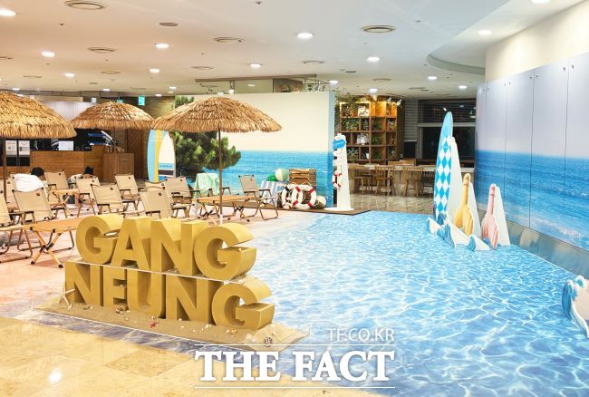 현대백화점 중동점 9층에 조성된 강릉 해변 포토존. /부천시