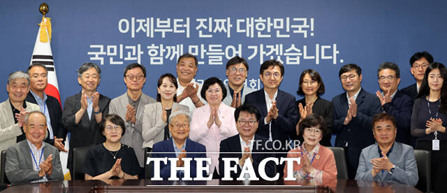 이한주 국정기획위원회 위원장(앞줄 왼쪽 네 번째)을 비롯한 참석자들이 16일 서울 종로구 정부서울청사 창성동별관에서 열린 미디어혁신범국민협의체(가칭) 추진을 위한 의견수렴 간담회에 참석해 기념촬영을 하고 있다. /이새롬 기자