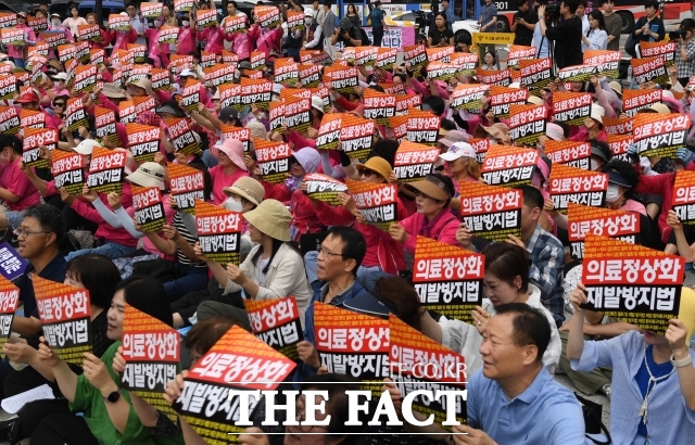 한국환자단체연합회와 한국유방암환우총연합회, 한국희귀·난치성질환연합회원들이 4일 오전 서울 종로구 보신각 앞에서 열린 의사 집단휴진 철회 및 재발방지법 제정 환자촉구대회에서 피켓을 든 채 구호를 외치고 있다./이새롬 기자