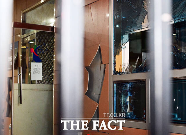 서울서부지법 형사1단독 박지원 부장판사는 16일 오전 특수건조물침입 등 혐의로 기소된 이모(63) 씨와 남모(36) 씨에게 징역 1년4개월과 징역 2년6개월을 각각 선고했다. /이새롬 기자