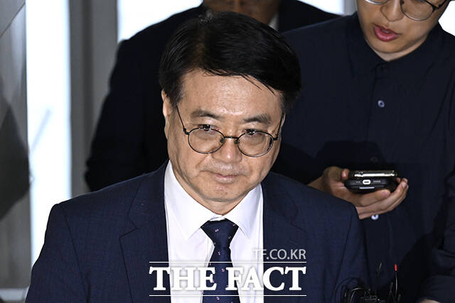 최주원 전 경북경찰청장이 16일 오후 서울 서초구 순직해병특검 사무실에 피의자 신분으로 출석하고 있다. /장윤석 기자