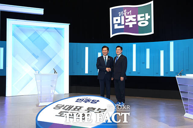 반면 당원 주권 강화 주제를 두고선 날 선 분위기가 연출되기도 했다. 정 후보는 당원이 주인인 정당이 강한 민주당이 될 수밖에 없고, 강한 민주당이 이재명 정부를 강하게 뒷받침할 수 있다고 생각한다며 연말에 방송사 연기대상을 하듯 당원 콘서트를 열어 즐길 수 있는 그런 축제의 날을 만들고 싶다고 언급했다. /국회사진기자단