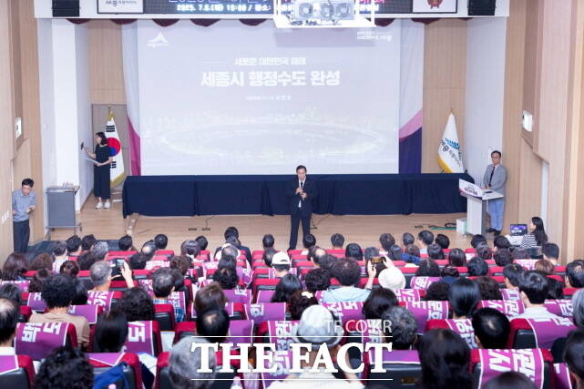 15일 최민호 시장이 연동면 행복누림터에서 열린 시민과의 대화를 통해 시정을 설명하고 있다. /세종시