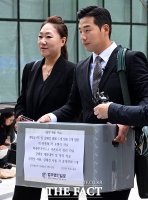  명태균 관련 증거 들고 특검 출석하는 강혜경 [포토]