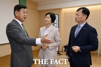  대화 나누는 이스란 보건복지부 1차관 [포토]