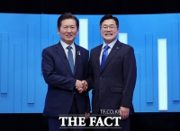  첫 TV토론 앞두고 악수하는 정청래와 박찬대 [TF사진관]