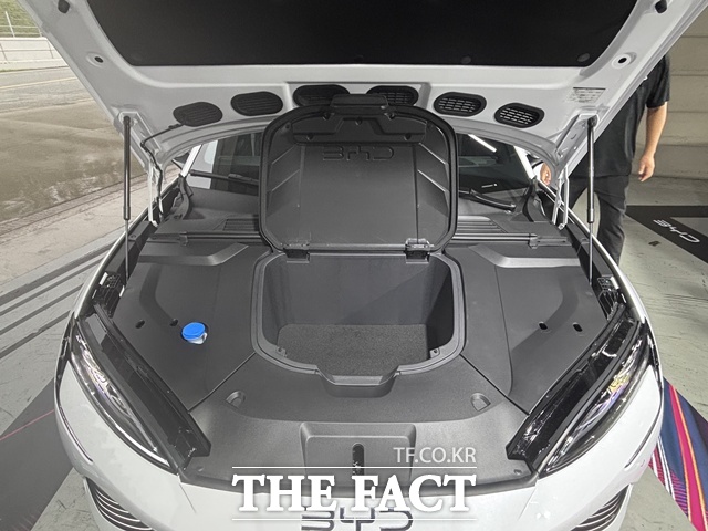 전면 보닛 아래에는 약 53ℓ 용량의 프렁크(전면 트렁크)가 마련돼 소형 가방이나 충전 케이블을 수납할 수 있다. 전기차 전용 플랫폼 기반 모델답게 실내외 공간 효율성이 뛰어나며 프렁크 내부는 별도의 커버로 정리돼 있어 실용성과 디자인 모두 고려한 느낌이다. /황지향 기자