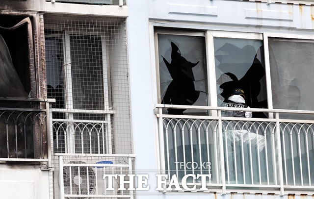 부모가 집을 비운 사이 발생한 화재로 8·6세 자매가 숨진 가운데 3일 오전 부산 기장군의 한 아파트 6층 화재현장에서 경찰, 소방, 국립과학수사연구원 등이 합동 감식을 벌이고 있다.