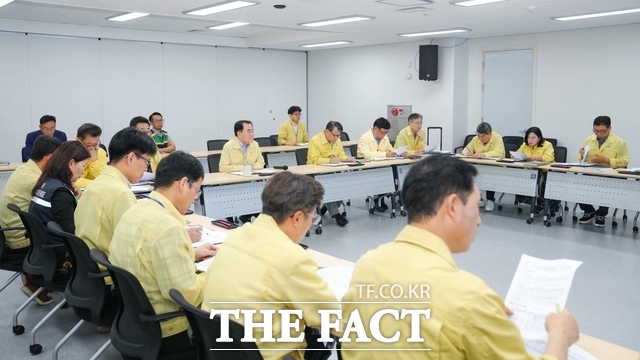 17일 오전 충남교육청에서 김지철 교육감 주재로 긴급 대책회의가 열리고 있다. /충남교육청