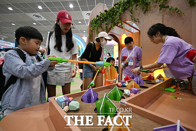 어린이들이 부스를 체험하고 있다.