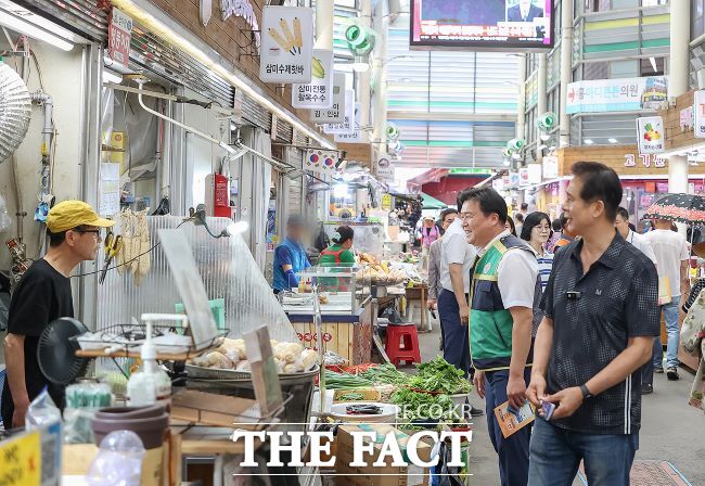 임병택 시흥시장(오른쪽 2번째)이 삼미시장에서 상인과 대화하고 있다./시흥시
