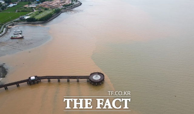 지난해 7월18일 오후 집중 호우로 충남 당진시 삽교호에 인근 하천에서 흐른 흙탕물이 섞여 있다. /박헌우 기자