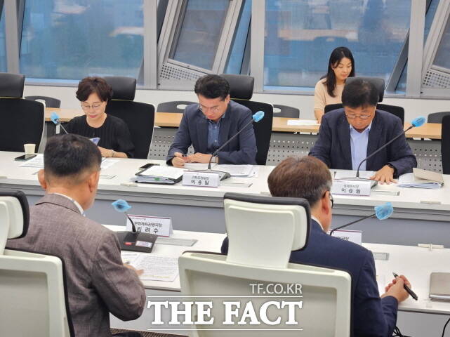 세종시가 17일 시청 회의실에서 2026년도 정부예산 심의에 적극 대응하기 위해 국비확보 점검회의를 열고 있다. /세종시