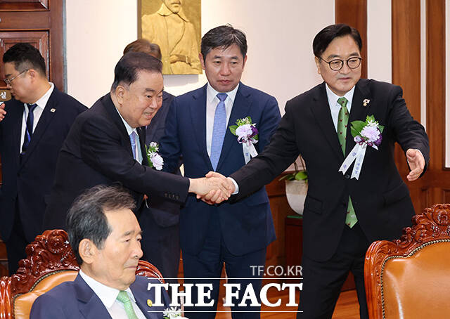 문희상 전 국회의장과 인사하는 우원식 국회의장.