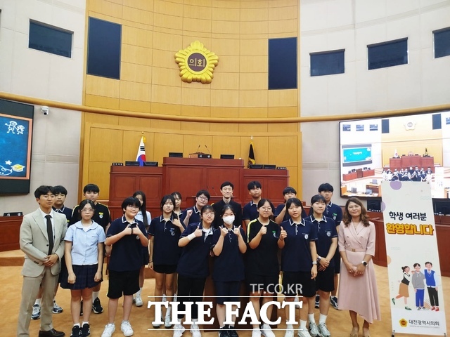 제77주년 제헌절을 맞아 대전서중 대의원들이 대전시의회를 방문해 기념촬영을 하고 있다. /대전시교육청