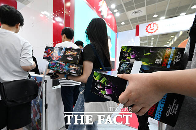 관람객들이 장난감 오픈런을 하고 있다.