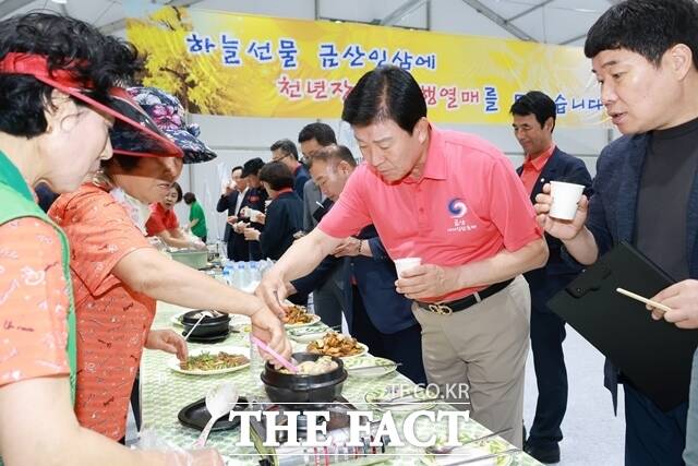 박범인 금산군수(오른족 두 번째)가 제5회 금산삼계탕축제 음식 품평회에 참석해 맛을 평가하고 있다. /금산군