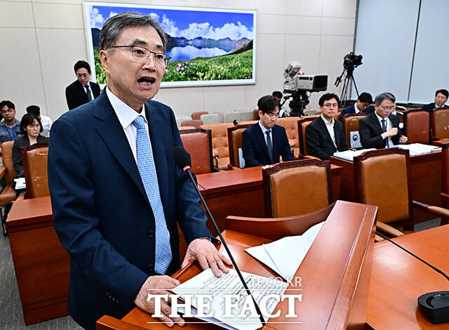 조현 외교부 장관 후보자가 17일 오전 서울 여의도 국회에서 열린 인사청문회에 참석해 모두발언을 하고 있다. /국회=배정한 기자