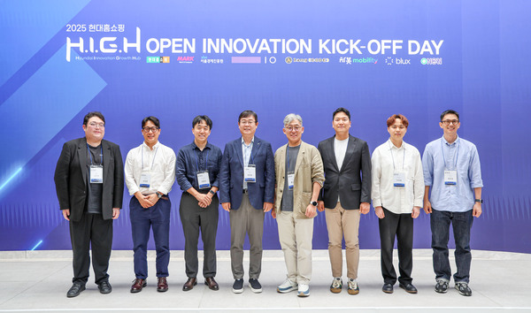 (사진 왼쪽부터) 김민준 랭코드 대표, 윤정훈 퍼플아이오 대표, 전종찬 서울경제진흥원 책임, 한광영 현대홈쇼핑 대표이사, 홍경표 마크앤컴퍼니 대표, 강병희 차봇모빌리티 부대표, 이지혁 제트에이아이 대표, 현준엽 로쉬코리아 대표. /현대홈쇼핑