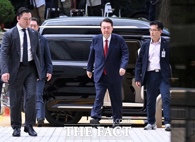 특검 조사와 재판 출석을 거부하고 있는 윤석열 전 대통령이 오는 18일 열리는 구속적부심사 심문에는 직접 출석한다. 윤 전 대통령이 지난 9일 오후 서울 서초구 서울중앙지방법원에서 열린 구속 영장실질심사에 출석하고 있다. /이새롬 기자