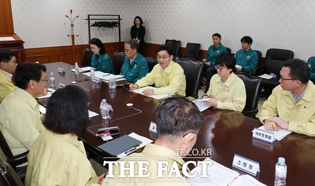 정부가 부산의 한 아파트 화재로 어린 아동 4명이 사망 사건을 미연에 방지하기 위해서 대책 마련에 나섰다. 정부는 8월 국정현안관계장관회의에서 범정부 종합대책을 발표하기로 했다. 윤창렬 국무조정실장이 4일 오전 서울 종로구 정부서울청사에서 열린 부산 아파트 화재 아동 사망 관련 긴급 대책회의에 참석해 발언하고 있다. /뉴시스