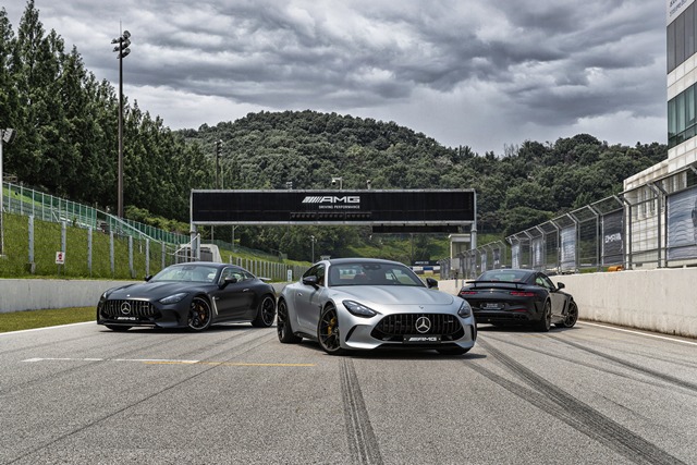 한국수입자동차협회(KAIDA)는 17일 설립 30주년을 맞아 수입 자동차 시장의 지난 30년 성장과 변화를 분석한 결과를 발표했다. /메르세데스-벤츠코리아