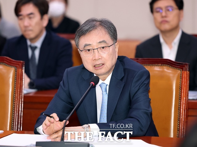 조현 외교부 장관 후보자는 17일 한미 관세협상에 대해 2주 내 미국과 협상이 가능할 것으로 본다고 밝혔다. 사진은 이날 국회 외교통일위원회 인사청문회에 참석한 조 후보자. /뉴시스