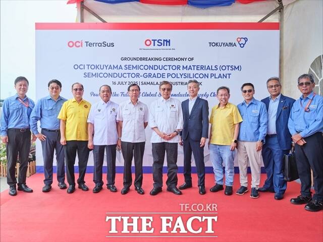 지난 16일 말레이시아 사라왁주 사말라주 산업단지에서 열린 OTSM 기공식에 참석한 이우현 OCI홀딩스 회장(좌측에서 두번째), 김택중 부회장(우측에서 세번째), 사라왁 아방 조하리 주지사(정중앙) 등 내빈들이 기념촬영을 하고 있다. /OCI홀딩스