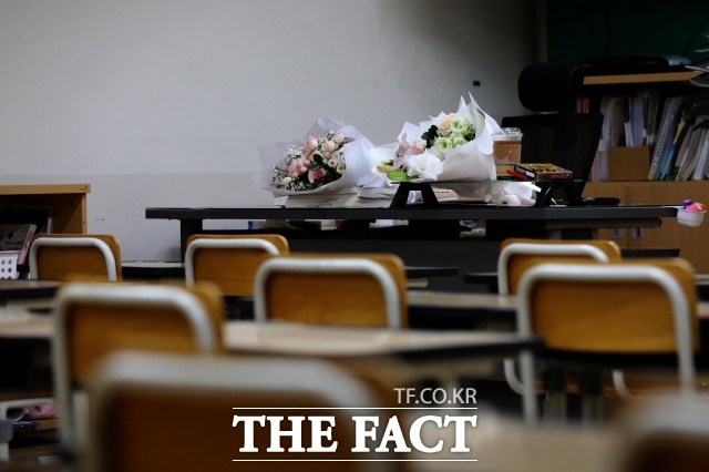 서울 서이초등학교 교사의 49재였던 2023년 8월 4일 오전 서울 서초구 서이초 숨진 교사의 교실에 화환이 놓여 있다. /더팩트 DB