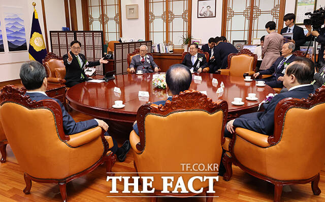 우원식 국회의장이 17일 국회에서 열린 제77주년 제헌절 경축식에 앞서 전직 국회의장과 원로, 제헌유족 등과 환담하고 있다.