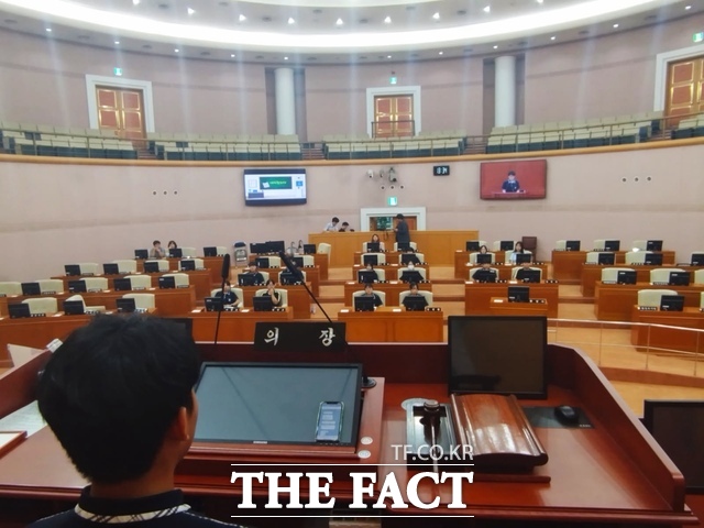 17일 제77주년 제헌절을 맞아 대전서중 대의원들이 대전시의회 본회의장에서 제5회 대의원 회의를 진행하고 있다. /대전시교육청