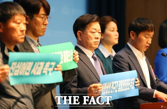 박승원 광명시장(가운데)이 국회 소통관에서 신안산선 붕괴사고 피해 주민들과 기자회견을 하고 있다. /광명시