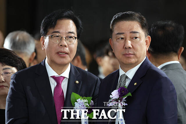 송언석 국민의힘 비대위원장 겸 원내대표(왼쪽)와 김병기 더불어민주당 당대표 직무대행 겸 원내대표가 17일 오전 서울 여의도 국회에서 열린 제77주년 제헌절 경축식에 참석해 대화를 나누고 있다. /국회=배정한 기자