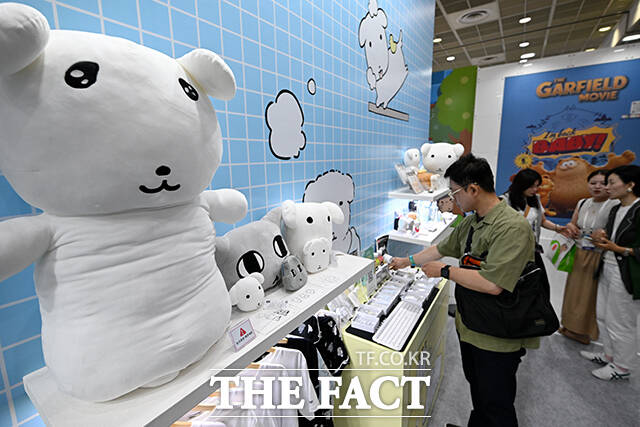 관람객이 Z세대에게 인기있는 가나디 캐릭터 부스를 둘러보고 있다.