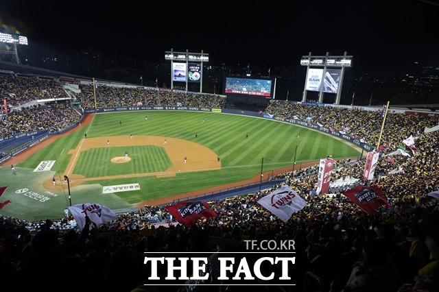 서울시체육시설관리사업소는 17일 잠실종합운동장에 많은 관람객들이 운집할 것으로 예상됨에 따라 시민들에게 대중교통을 이용해 줄 것을 요청했다./서울시