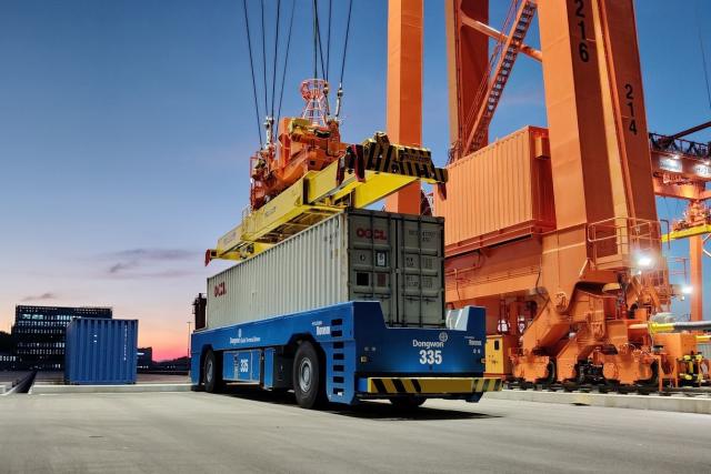 현대로템은 최근 동원글로벌터미널부산(DGT)이 발주한 부산 신항 7부두 무인이송장비(AGV) 공급 사업 발주의향서(LOI)를 받았다. 현대로템 항만 AGV. /현대로템